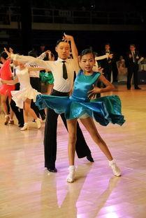 成人跳舞要带小孩吗视频,成人跳舞与亲子同乐的温馨瞬间