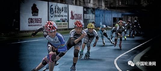 轮滑滑行成人教学视频,成人入门必备技巧解析